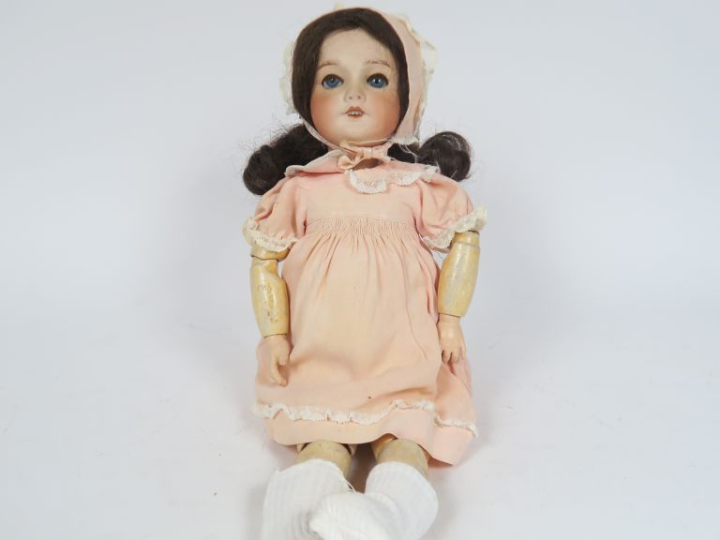 Poupée de fabrication française de marque SFBJ 301 T 7 tête porcelaine