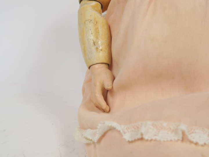 Poupée de fabrication française de marque SFBJ 301 T 7 tête porcelaine