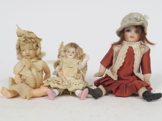 Vente aux enchères 	Lot comprenant une mignonnette porcelaine, cou fixe 10 cm un bébé cel