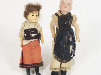 Vente aux enchères 	Lot comprenant 2 poupées mignonnettes, corps droit dont une tête en p