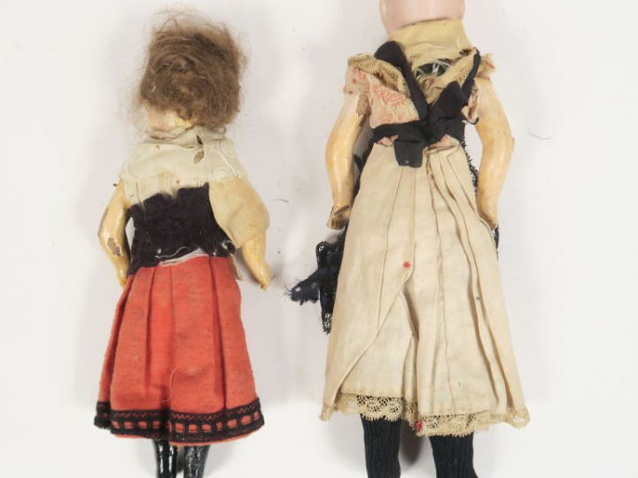 	Lot comprenant 2 poupées mignonnettes, corps droit dont une tête en p