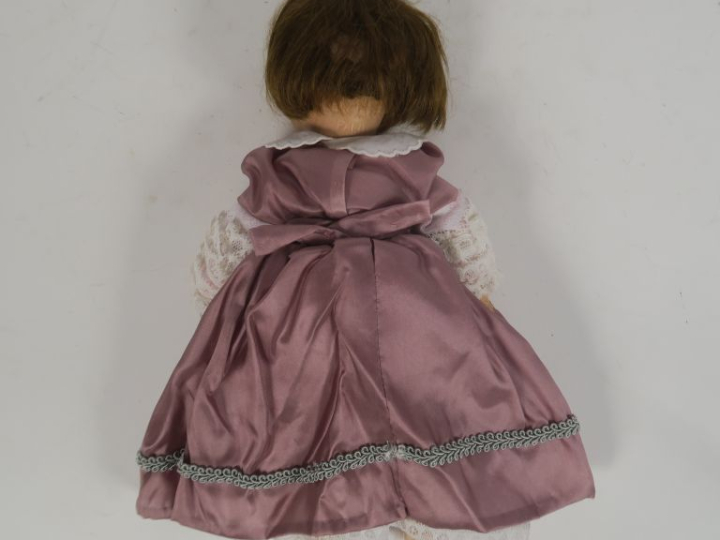 Poupée hybride comprenant petit corps articulé en bel état de marque J