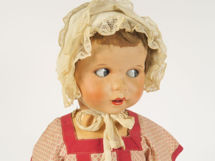 Grande poupée entièrement en composition des années 1930 de fabricatio