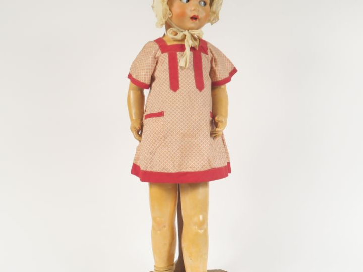 Grande poupée entièrement en composition des années 1930 de fabricatio