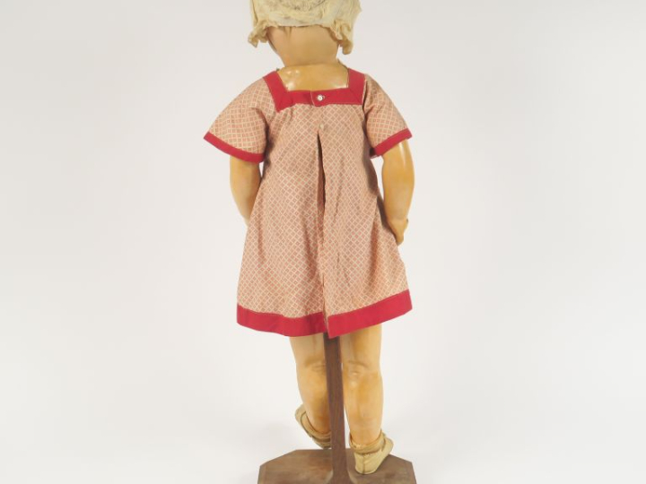 Grande poupée entièrement en composition des années 1930 de fabricatio