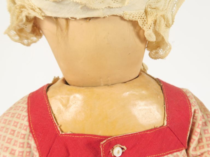 Grande poupée entièrement en composition des années 1930 de fabricatio