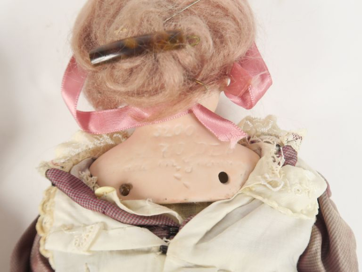 Lot de 2 poupées dont une poupée mignonnette Unifrance 60 corps raide,