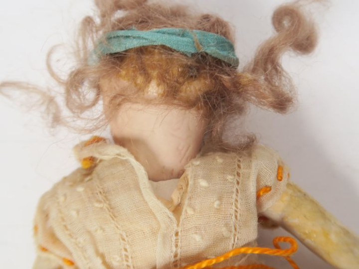 	Poupée de fabrication allemande tête porcelaine marquée 449, les yeux