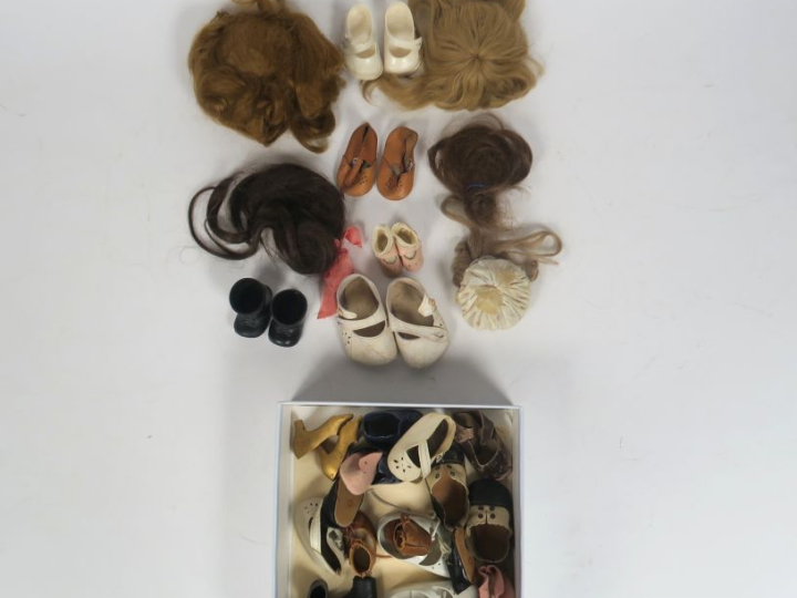 Lot de chaussures récentes et anciennes dont paire de chaussures de bé