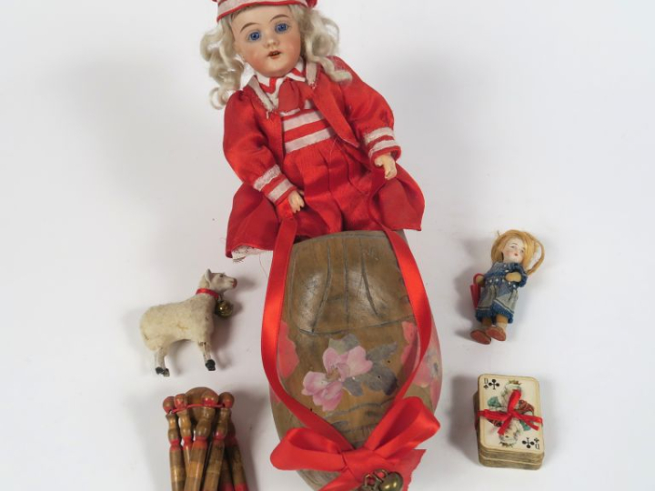 Décors de Noël comprenant sabot de bois avec jouet à l'intérieur dont 