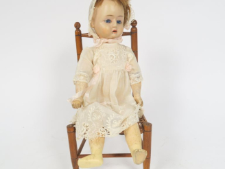 Vente aux enchères Lot comprenant : une chaise en bois imitation bambou de taille moyenne