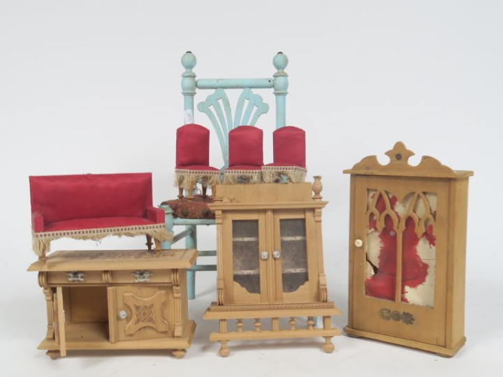 Lot de mobilier de maison de poupée en état d'usage comprenant : petit