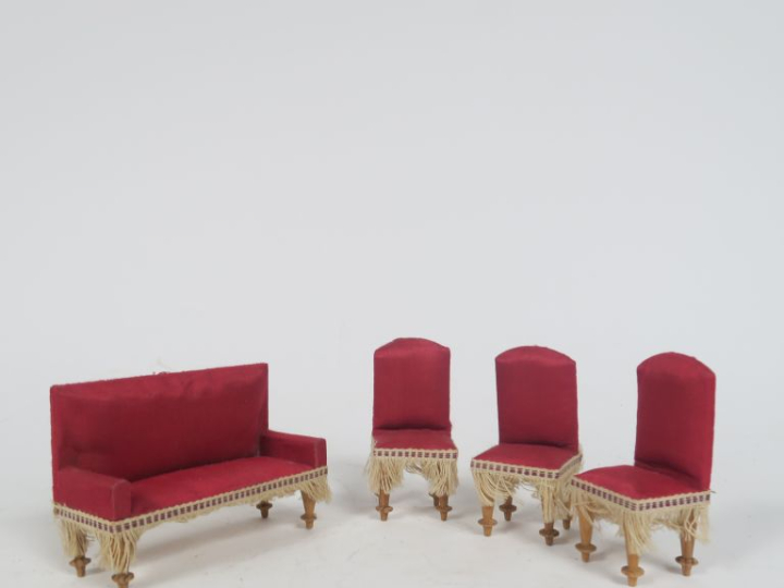 Lot de mobilier de maison de poupée en état d'usage comprenant : petit