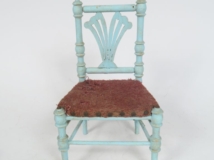 Lot de mobilier de maison de poupée en état d'usage comprenant : petit