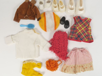 Vente aux enchères 	Lot de vêtements de poupées des années 60 dont chaussures en plastiqu