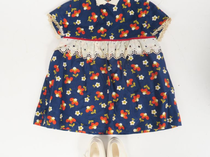 	Lot de vêtements de poupées des années 60 dont chaussures en plastiqu