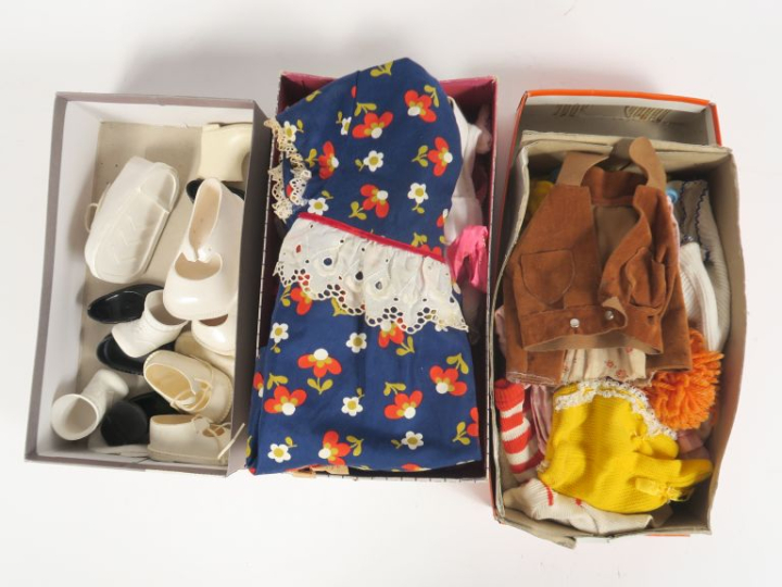 	Lot de vêtements de poupées des années 60 dont chaussures en plastiqu