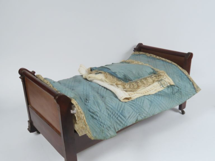 Lit bateau pour poupée de style Louis Philippe avec literie ancienne 6