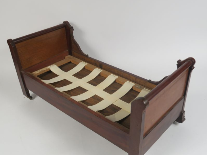 Lit bateau pour poupée de style Louis Philippe avec literie ancienne 6