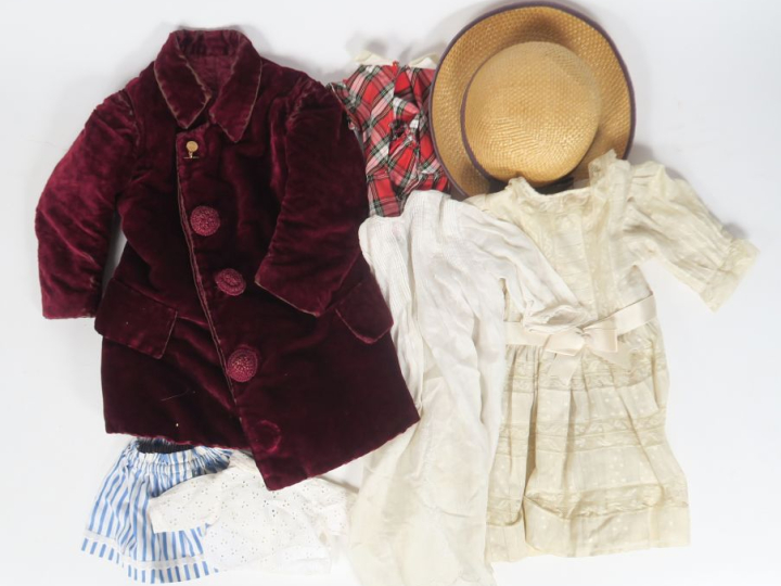	Lot de vêtements d'enfant en partie anciens, beau manteau en velours 