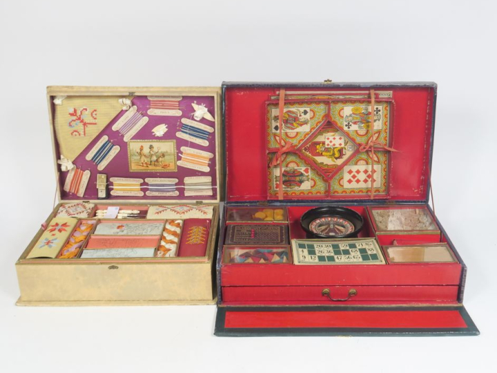 Coffret de mercerie contenant broderie et métier à tisser et coffret d