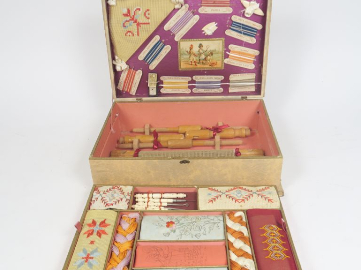 Coffret de mercerie contenant broderie et métier à tisser et coffret d