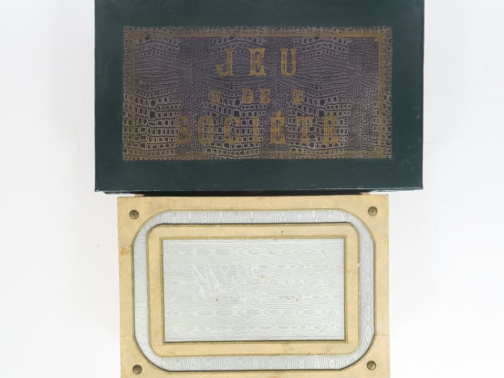 Coffret de mercerie contenant broderie et métier à tisser et coffret d