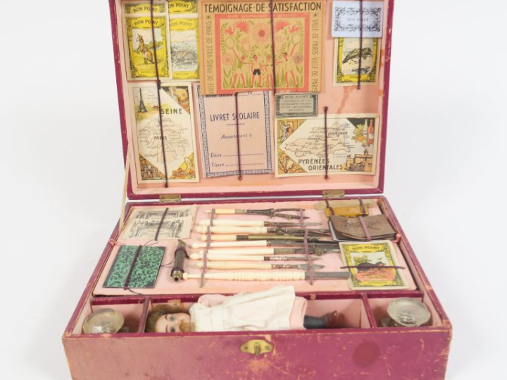 	Trousse scolaire avec appareil de reproduction de dessins Circa 1900 