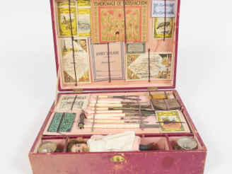 Vente aux enchères 	Trousse scolaire avec appareil de reproduction de dessins Circa 1900 