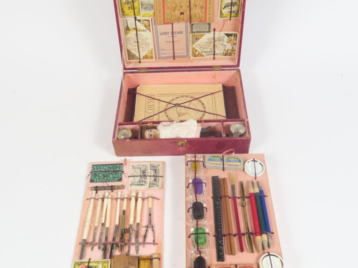	Trousse scolaire avec appareil de reproduction de dessins Circa 1900 
