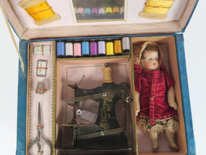 Coffret de couture pour enfant réalisation moderne avec éléments ancie