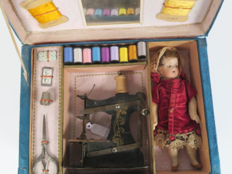 Vente aux enchères Coffret de couture pour enfant réalisation moderne avec éléments ancie