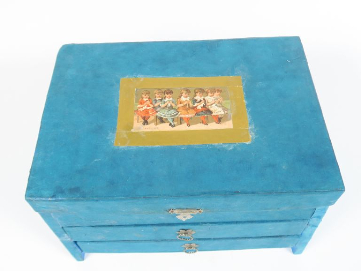 Coffret de couture pour enfant réalisation moderne avec éléments ancie