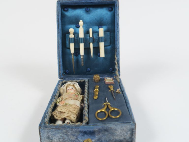 	Petit coffret fabrication collectionneuse de couture comprenant petit