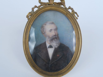 Vente aux enchères Ecole française début XXème. "Portrait d'homme". Miniature dans un cad