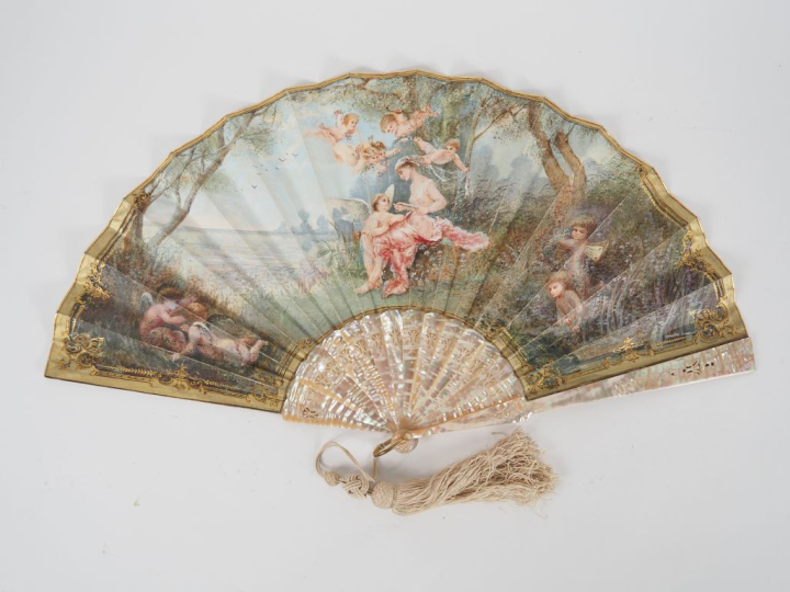 Eventail 1900 en nacre à décor d'une nymphe et d'angelots. L. 29 cm.