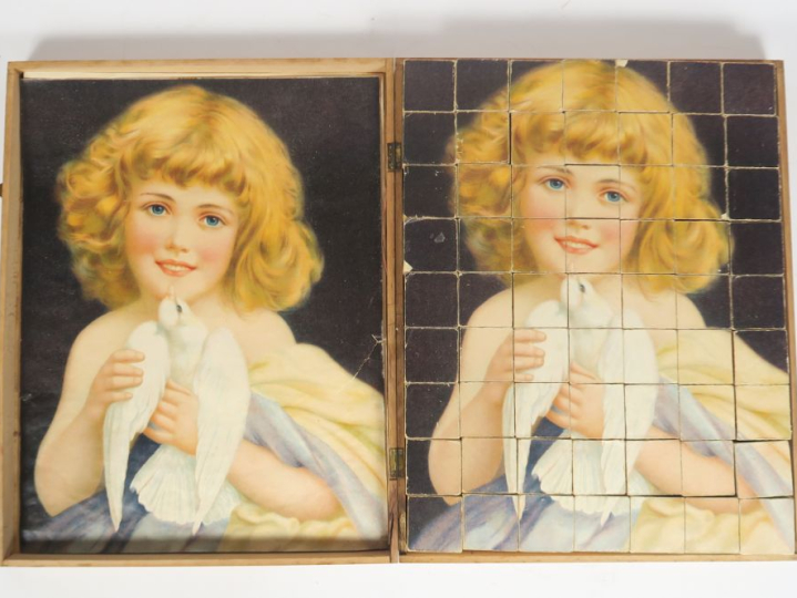 Lot de jouets comprenant communiante boîte à bonbons tête et mains en 