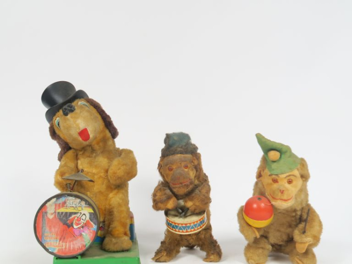 	Lot de 3 jouets des années 60 comprenant : singe au tambour, singe au