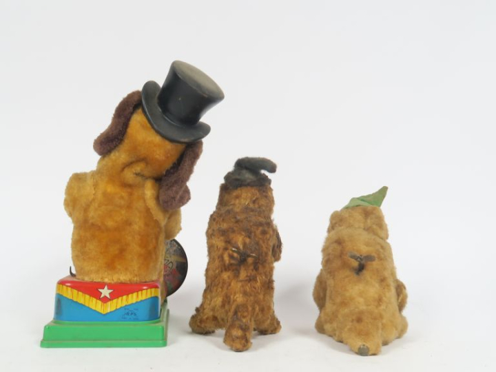 	Lot de 3 jouets des années 60 comprenant : singe au tambour, singe au