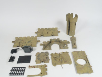 Vente aux enchères 	Château fort en plastique 1960 avec canon et accessoires on y joint u