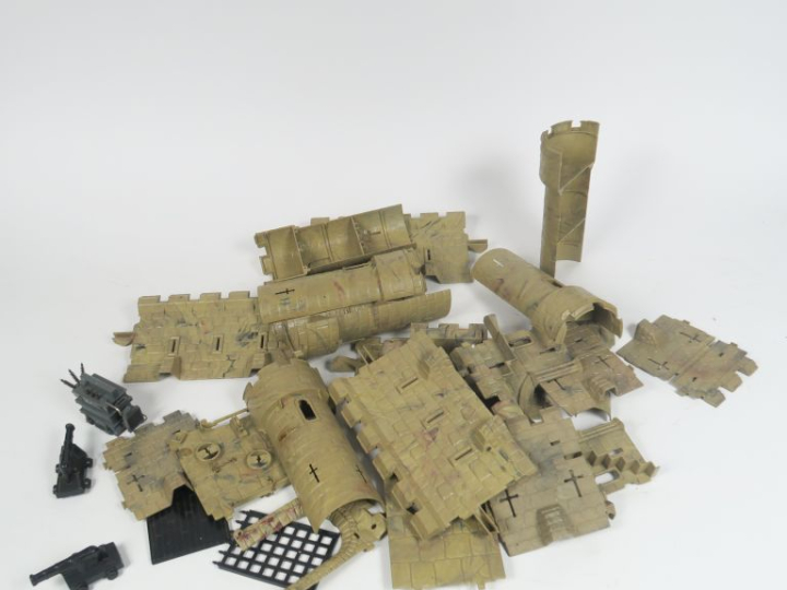 	Château fort en plastique 1960 avec canon et accessoires on y joint u