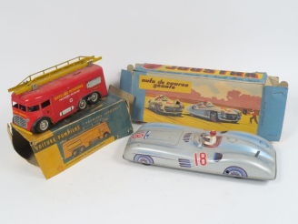Vente aux enchères 	Lot de jouets anciens dont voiture Joustra en boite fatiguée réf 2039