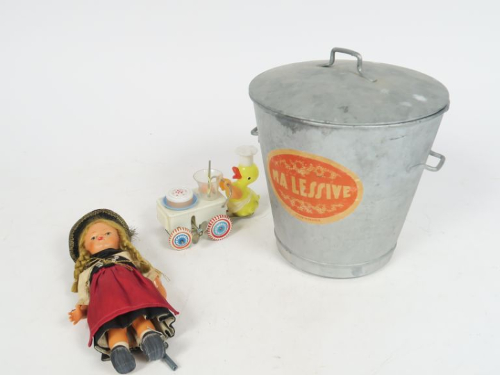 Lot de 3 jouets des années 60 dont lessiveuse, poupée allemande, chari