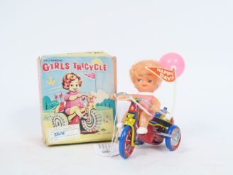 Vente aux enchères Fille au tricycle, jouet des années 60/70 MTU Koréa, bel état, en boit