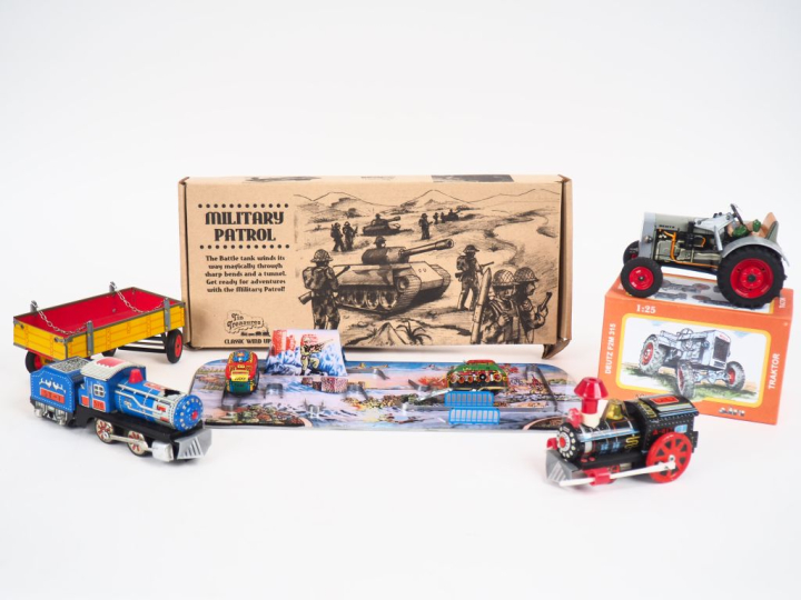 Tracteur Korap jouet dans sa boite, on y joint une remorque et 2 petit