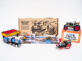 Vente aux enchères Tracteur Korap jouet dans sa boite, on y joint une remorque et 2 petit