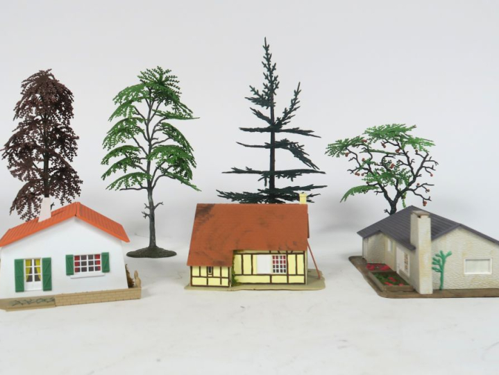Lot d'éléments de réseau dont décor maquette de maison et bâtiments mo