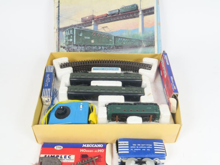 Lot de trains HO Hornby en état d'usage comprenant rail, wagons, voitu