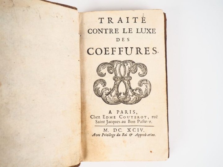 [VASSETZ (Abbé de)]. TRAITÉ CONTRE LE LUXE DES COEFFURES. Paris, Coute