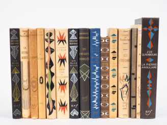Vente aux enchères CARTONNAGES N.R.F. ENSEMBLE DE 15 VOLUMES in-12 cartonnages décorés d’
